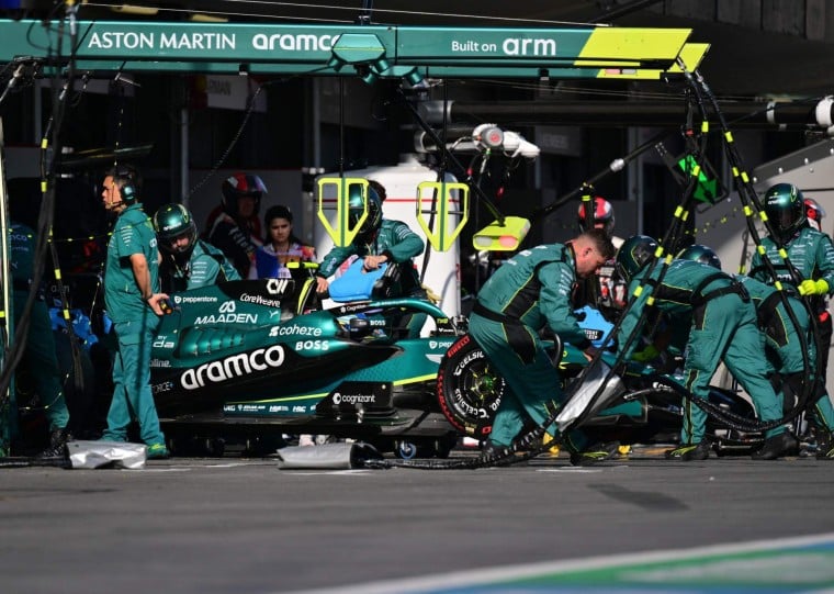 Fernando Alonso adia aposentadoria e continua na Aston Martin na F1