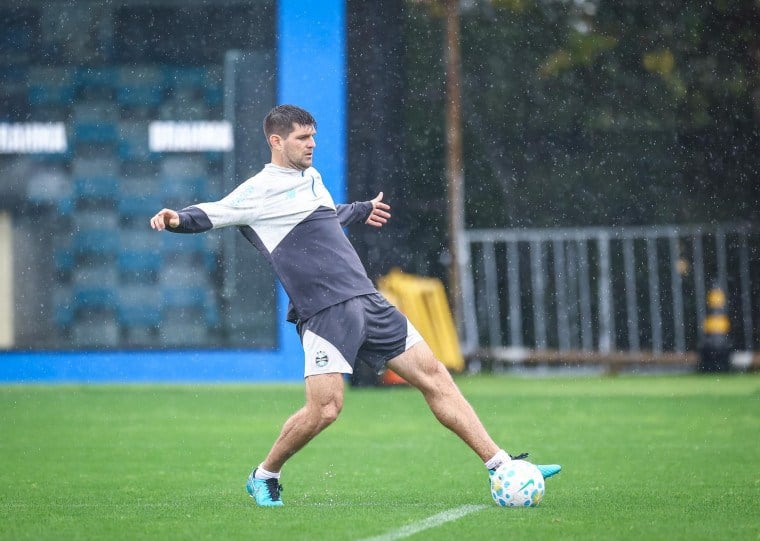 Zagueiro volta aos treinamentos com o grupo de jogadores