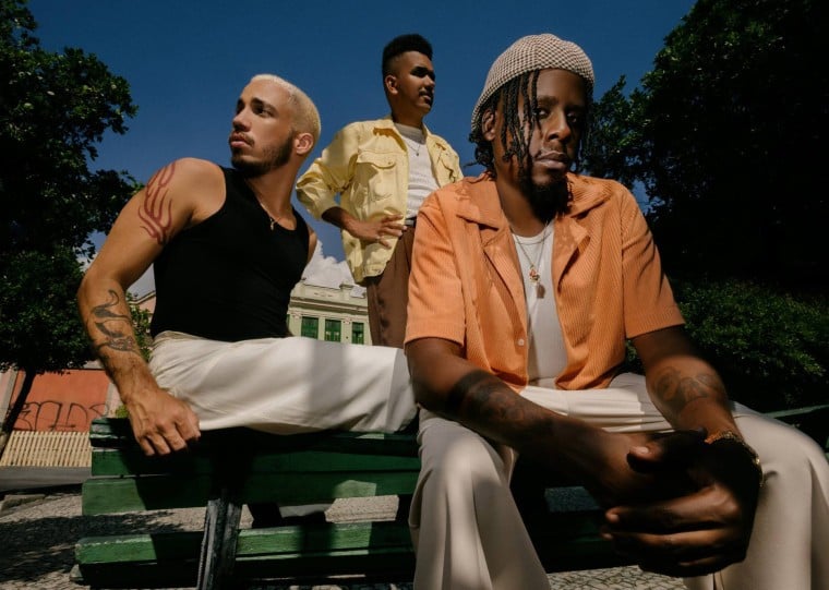 Formado em São Gonçalo, o trio carioca venceu o Grammy Latino de Melhor Álbum de Pop em Língua Portuguesa.