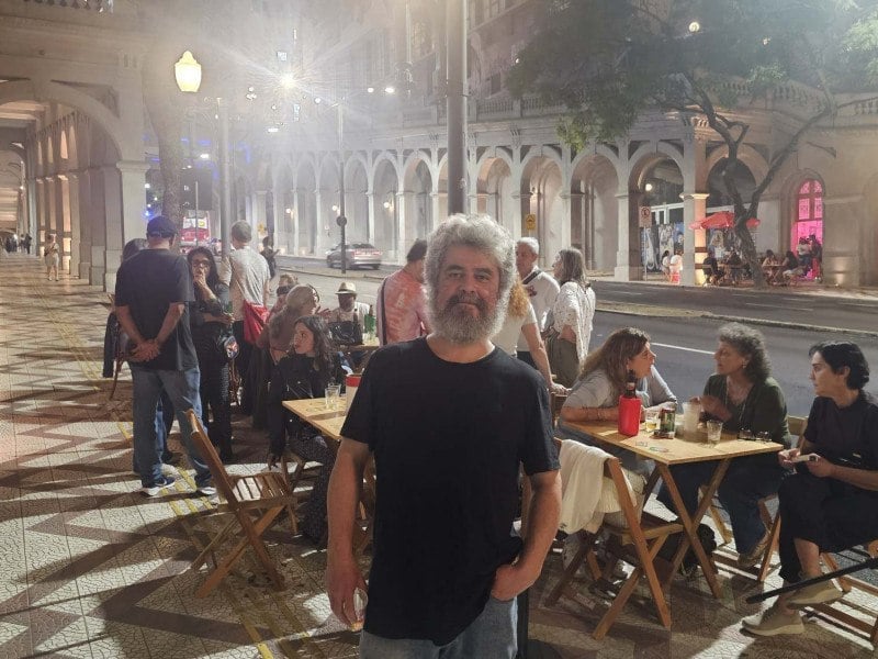 David Cunha, &agrave; frente do bar Compasso, celebra a diversidade de neg&oacute;cios da regi&atilde;o<br />Foto: JAMIL AIQUEL/ESPECIAL/JC