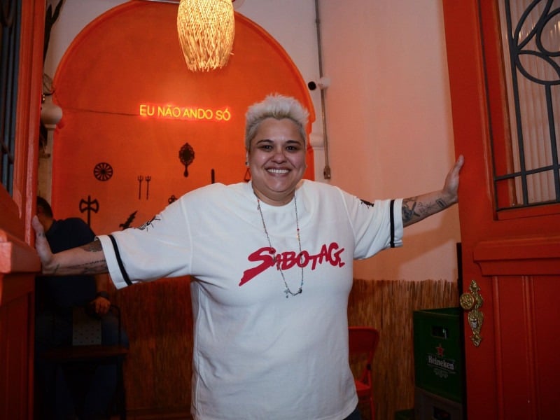 Clauciane Santos comanda o Povoada Gastrobar, inspirado em religi&otilde;es de matriz africana<br />Foto: Fernanda Bigio Davoglio/ Especial/JC