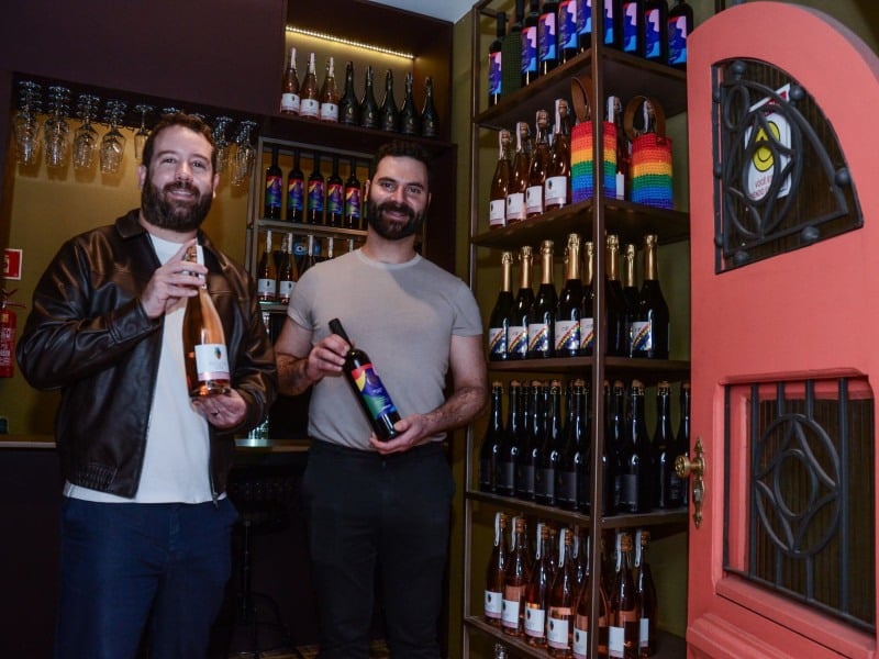 Renan Perovano e Ricardo Lasevitz s&atilde;o s&oacute;cios na loja da Inclusive Wine no Viaduto Ot&aacute;vio Rocha<br />Foto: Fernanda Bigio Davoglio/ Especial/JC