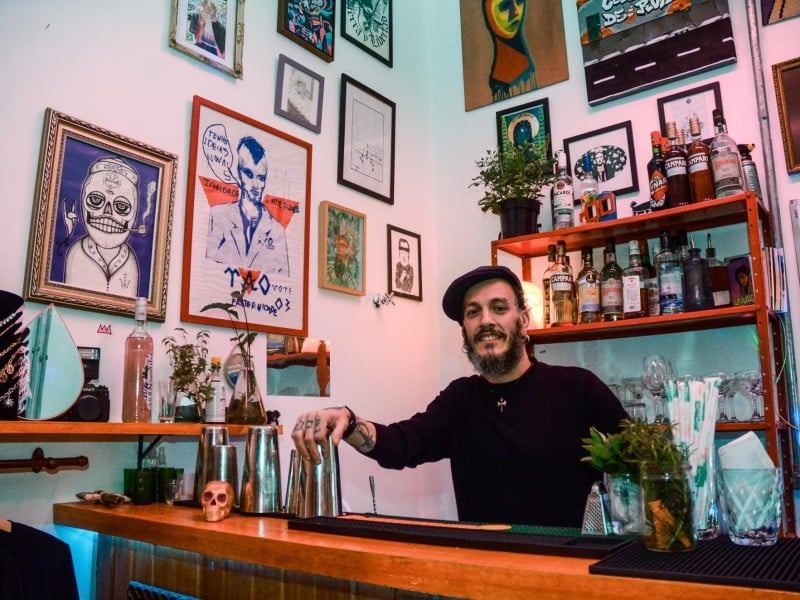 Tato Borges est&aacute; &agrave; frente do V&atilde;o Arte e Drinks, espa&ccedil;o que abriga trabalhos de 17 artistas<br />Foto: Fernanda Bigio Davoglio/ Especial/JC