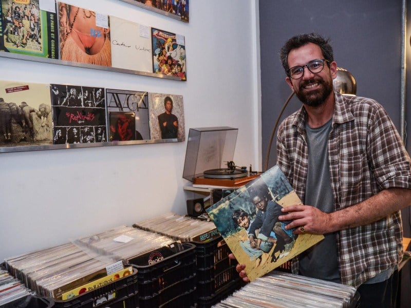 Tiago Ruiz &eacute; um dos s&oacute;cios do Vinil Social Clube, novidade que re&uacute;ne discos de diferentes &eacute;pocas e estilos<br />Foto: Fernanda Bigio Davoglio/ Especial/JC