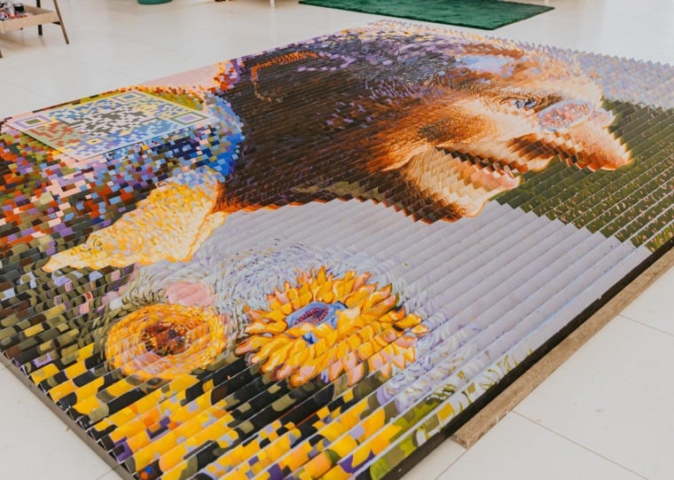A pintura cinética muda de imagem conforme o espectador se movimenta pelo Jardim Lutzenberger.