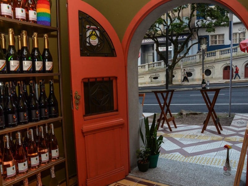 O espa&ccedil;o de 9 m&sup2; pretende operar a favor da democratiza&ccedil;&atilde;o do vinho<br />Foto: Fernanda Bigio Davoglio/ Especial/JC