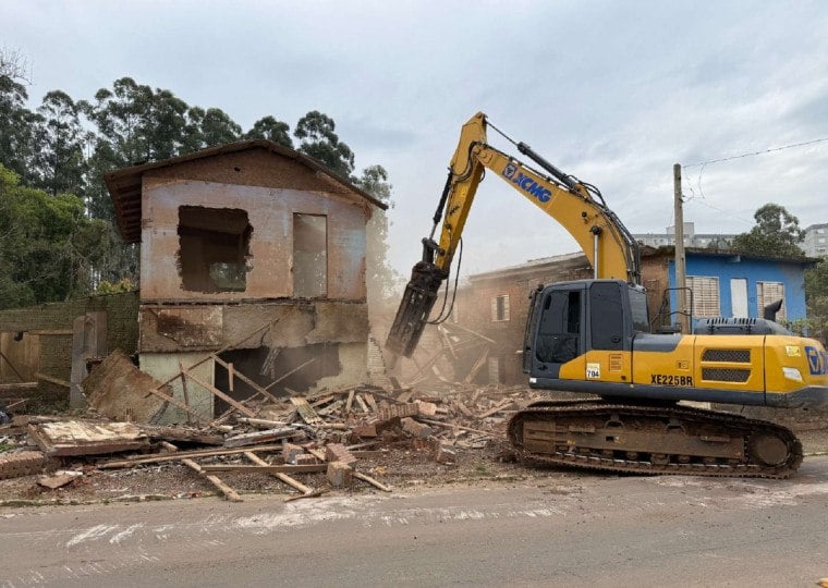 Cerca de 40 imóveis já foram demolidos desde o início do plano de desocupação, que engloba famílias entre cotas 19 e 24 