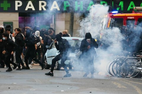 Macron enfrenta protestos de estudantes e fechamento de escolas por toda a França