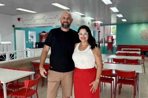 Laura Flores e Cristiano Fleck s&atilde;o o casal de empreendedores &agrave; frente do estabelecimento