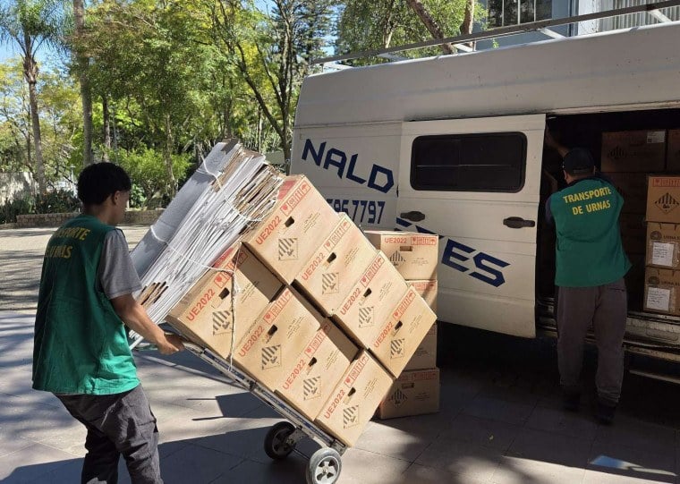 Empresa contratata pelo TRE/RS realizou a entrega das urnas eletrônicas no prédio 50 da Pucrs 