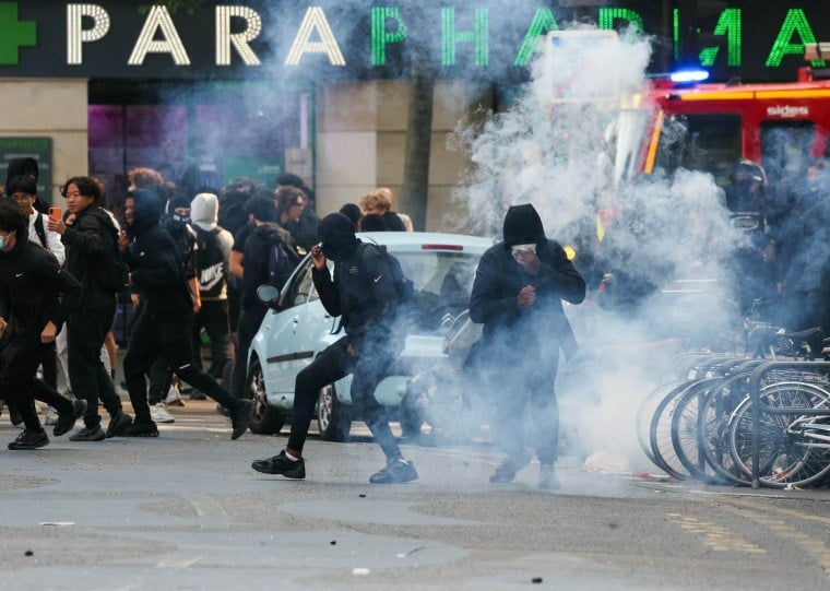 Os protestos eclodiram na região de Paris na semana passada, mas se tornaram cada vez mais violentos à medida que se espalharam pelo país