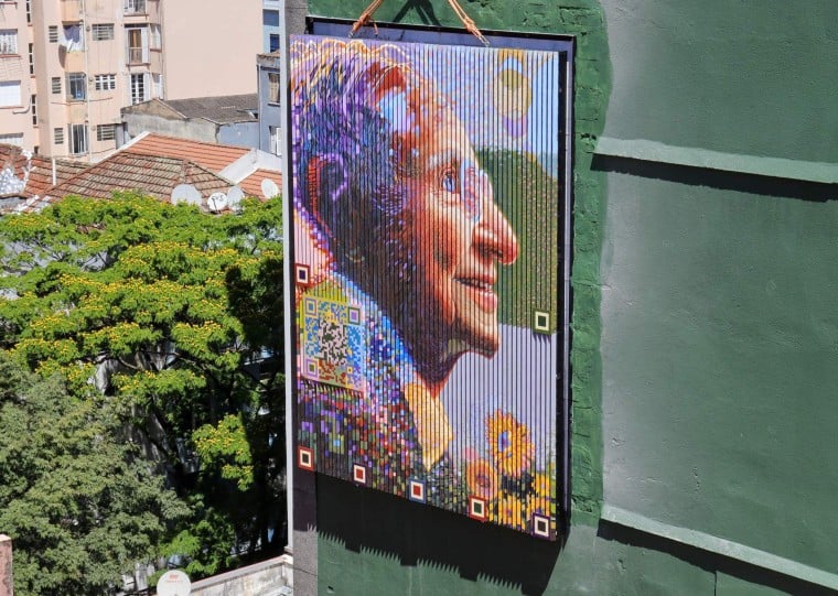 Mural cinético de 120 faces transforma imagem da obra de acordo com ângulo do espectador