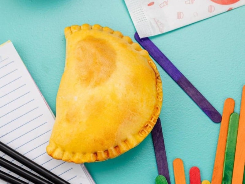 Os s&oacute;cios optaram pelo investimento em past&eacute;is assados de diferentes sabores, como queijo, calabresa e carne<br />Foto: Tia Lala Catinas/divulga&ccedil;&atilde;o/JC