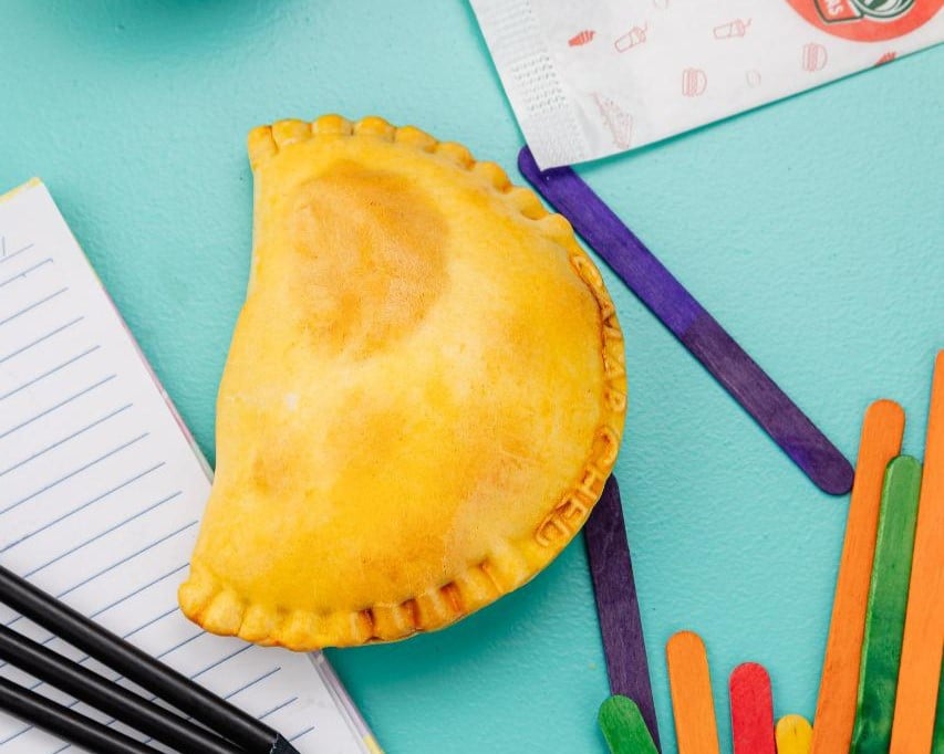 Os s&oacute;cios optaram pelo investimento em past&eacute;is assados de diferentes sabores, como queijo, calabresa e carne | Tia Lala Catinas/divulga&ccedil;&atilde;o/JC