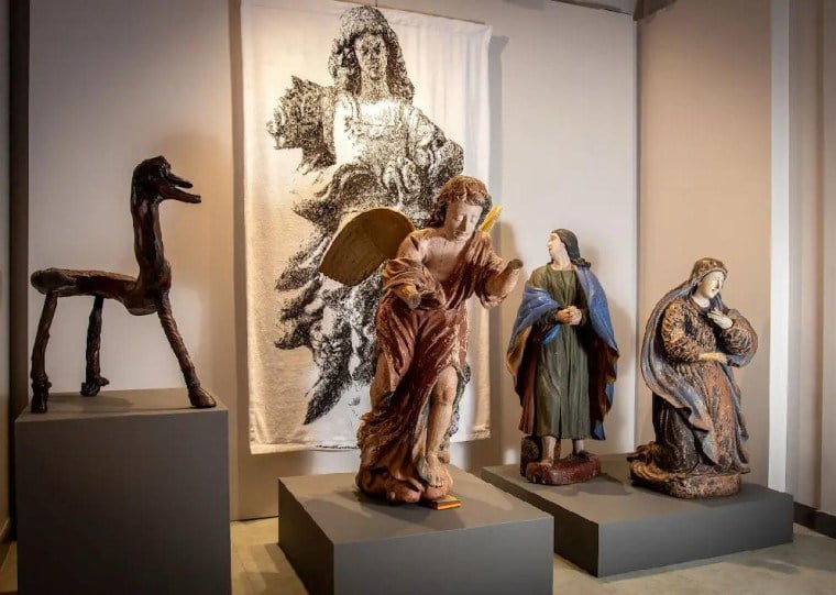 Mostra reúne produção de arte contemporânea em diálogo com obras do século XVIII 