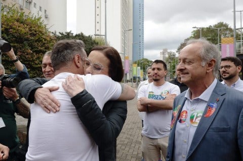 Aquele abraço entre Zucco e Juliana no domingo da eleição
