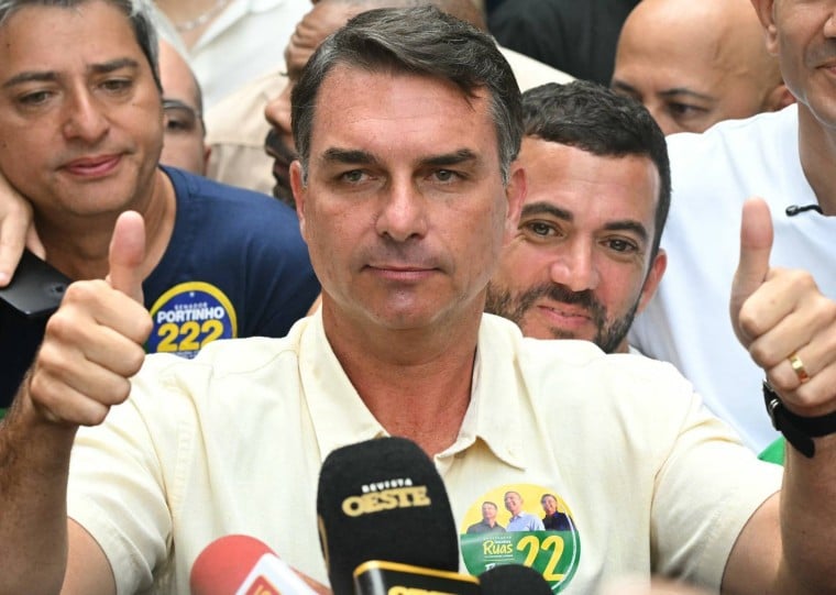 Flávio Bolsonaro terminou em primeiro lugar no primeiro turno, com 47,03% dos votos válidos