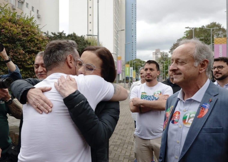 Candidatos ao governo do Rio Grande do Sul, Luciano Zucco (PL) e Juliana Brizola (PDT) se encontram no domingo de eleição e se dão forte abraço. Na Pucrs, entre entrevistas em rádios