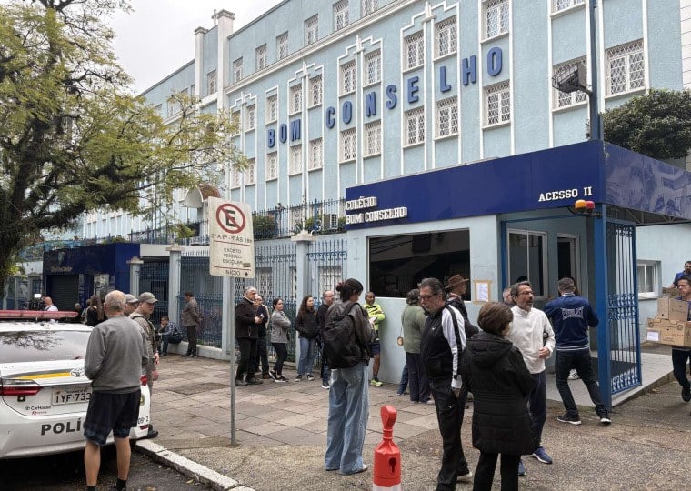  Antes das 8h,  já havia cerca de 40 pessoas aguardando para votar