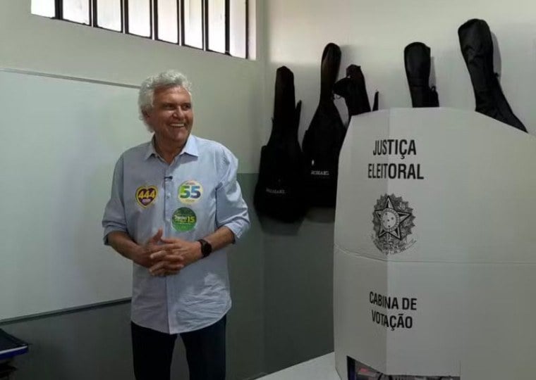 Ex-governador do Goiás (GO) e candidato do Partido Social Democrático (PSD) à disputa presidencial, Ronaldo Caiado, registrou seu voto numa escola em Nova Crixás