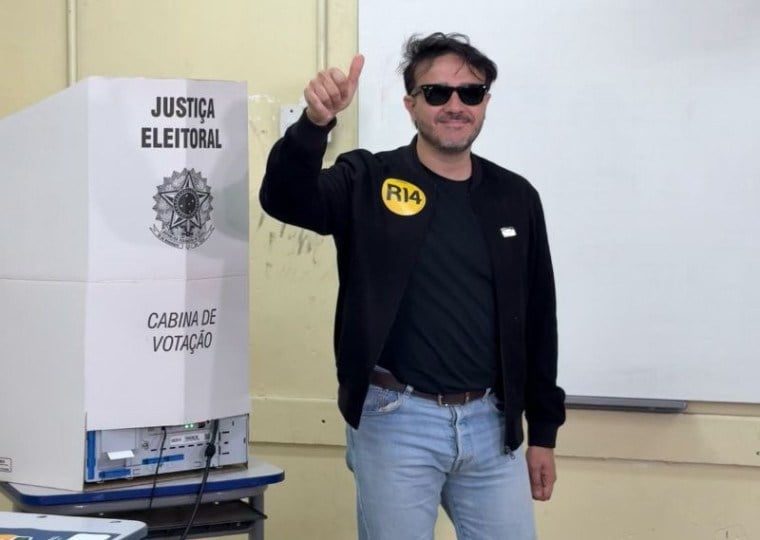 Renan Santos saiu de sua seção eleitoral sem pronunciamento público à imprensa após o voto