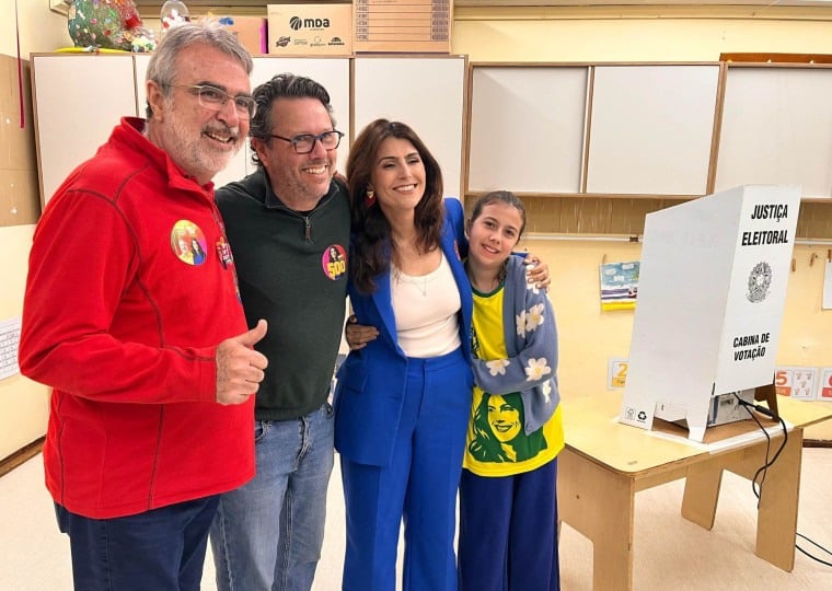 Manuela d´Ávila votou acompanhada do marido Duca Leindecker, da filha Laura e do ex-deputado Henrique Fontana
