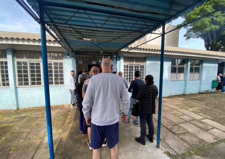 Aqueles que estiverem em suas seções após o horário previsto receberão uma senha para votar sem intercorrências