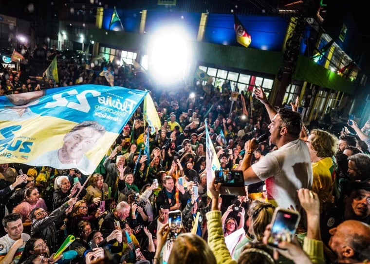 Luciano Zucco (PL) e a vice, Silvana Covatti (PP), são recebidos com festa por apoiadores na comemoração da vitória em frente ao comitê central em Porto Alegre
