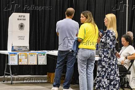 Fila é resultado do protocolo de segurança exigido pelo Miami Dade College, para evitar aglomerações nos corredores do prédio