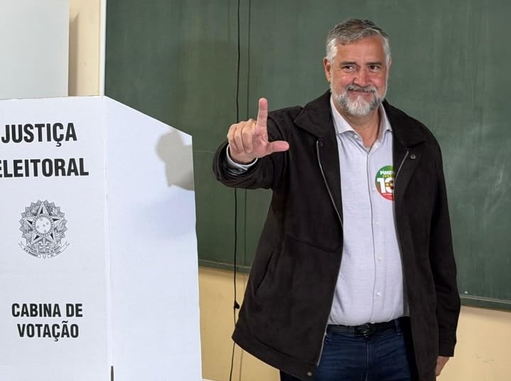 O candidato chegou à Escola Estadual de Ensino Fundamental Marechal Rondon, no bairro Salgado Filho, na Zona Norte da cidade