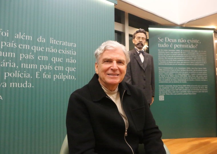 O curador Gilberto Schwartsmann com a escultura de Tchekhov, um dos três autores que recebem os visitantes na exposição Russkaya Dusha, em cartaz no Multipalco Eva Sopher