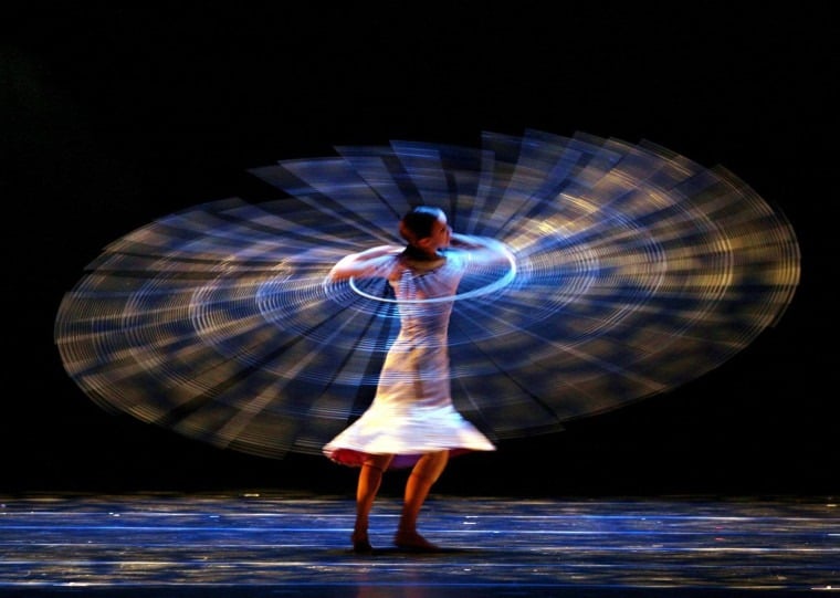 Montagem criada por Moses Pendleton alia dança contemporânea, acrobacia e ilusionismo em sessão única nesta quinta (8)