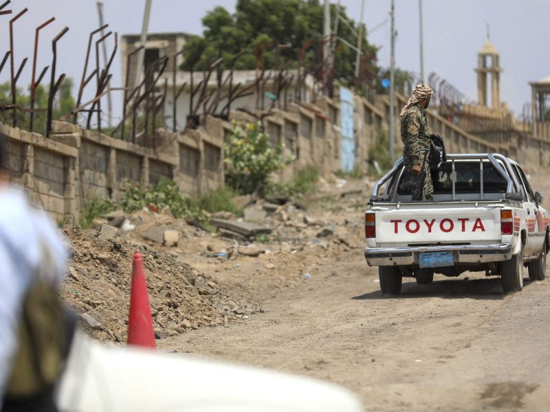 Forças do Iêmen chegam a estreito disputado com os houthis