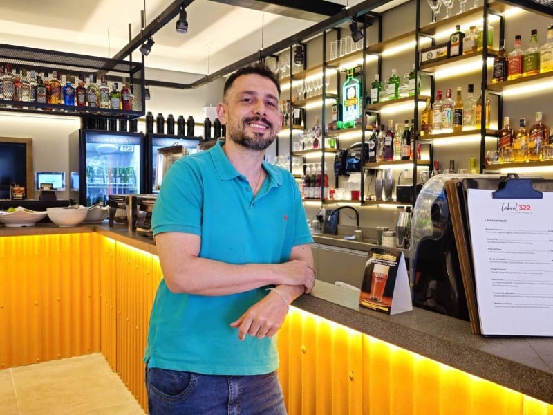 Salvador Nicolau da Rocha &eacute; o empreendedor &agrave; frente do novo bar no bairro Rio Branco<br />Foto: Gustavo Marchant/Especial/JC