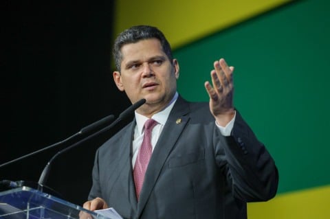Alcolumbre sinaliza que pode acelerar 6x1