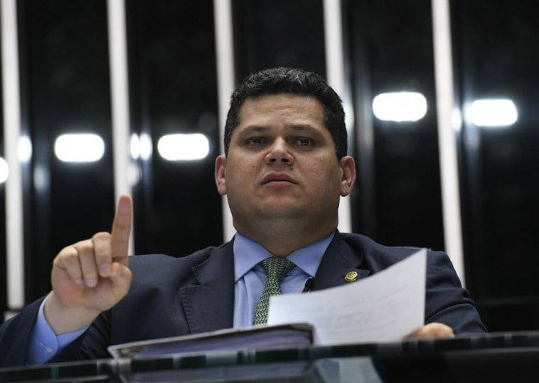 O presidente do Senado argumenta ter sido criticado pelo governo e pela oposição