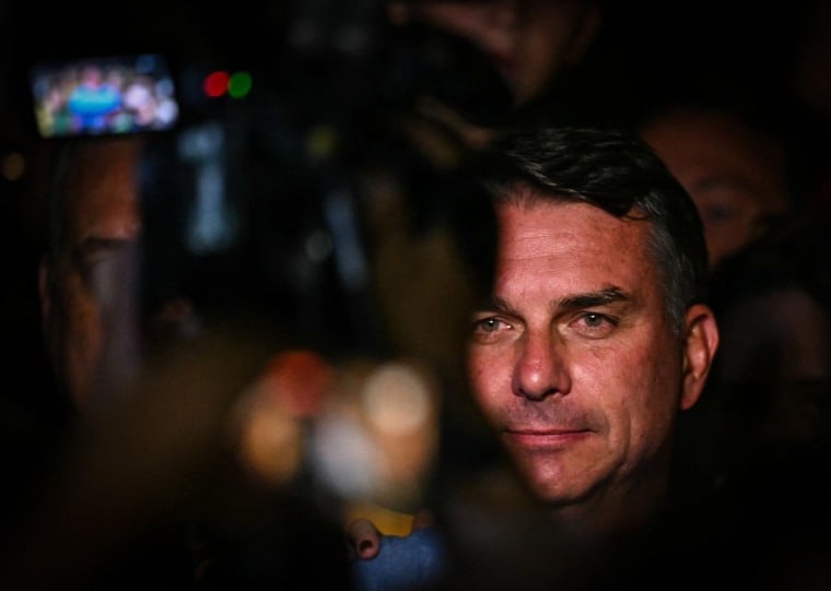 Flávio é descrito como um negacionista, como o pai, aumentando a probabilidade de savanização do bioma