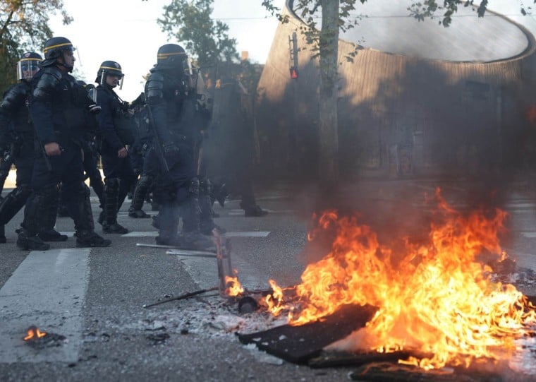  "Escolas sem dinheiro, país sem futuro", estampavam os cartazes que lideravam as marchas em Paris