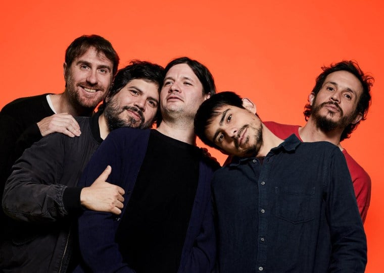 Quinteto argentino El Mató a un Polícia Motorizado traz a Porto Alegre show que deve percorrer toda a sua discografia, incluindo faixas do recente Súper Terror, de 2023