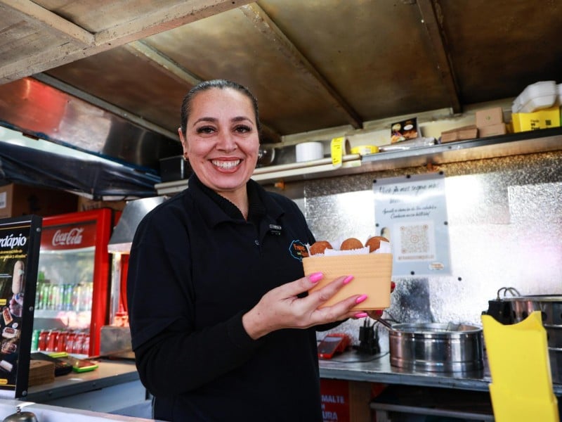 Ta&iacute;s Fagundes, &agrave; frente do Frango com Queijo no Palito, segue o legado dos pais<br />Foto: Artur Koch/JC