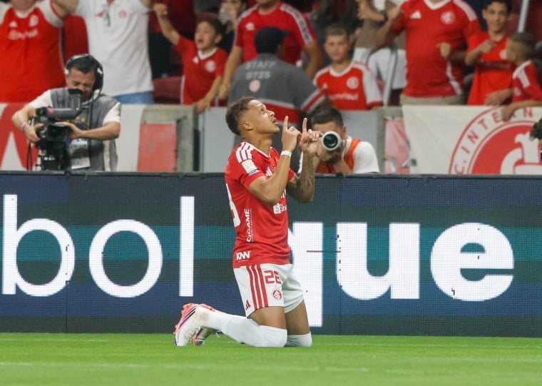 Vitinho foi o autor do primeiro gol da vitória colorada sobre o Corinthians