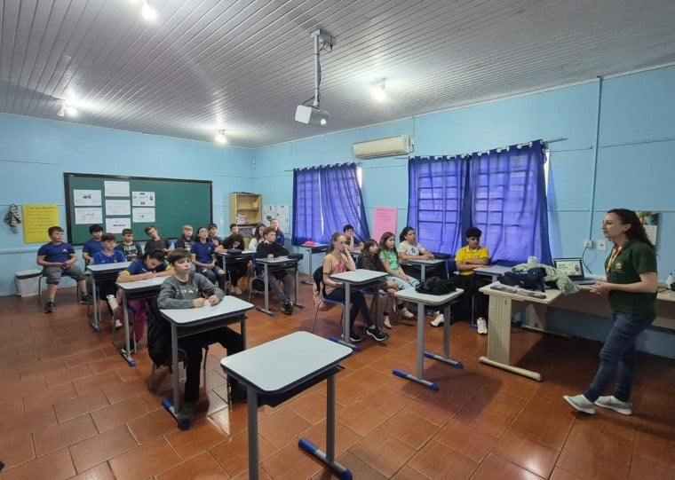 Equipes da vigilância e defesa sanitária animal fizeram trabalho de orientação em escolas de Selbach