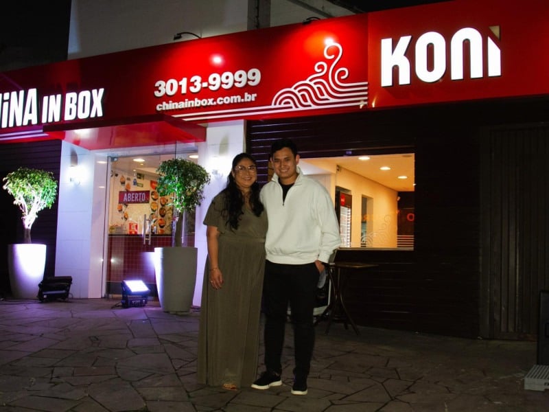 Tiaqui Takeuchi e seu filho Vin&iacute;cius Hideaki, da China In Box e Koni, oferecem a culin&aacute;ria chinesa e japonesa no mesmo endere&ccedil;o<br />Foto: Claudio Meirelles/Divulga&ccedil;&atilde;o/JC