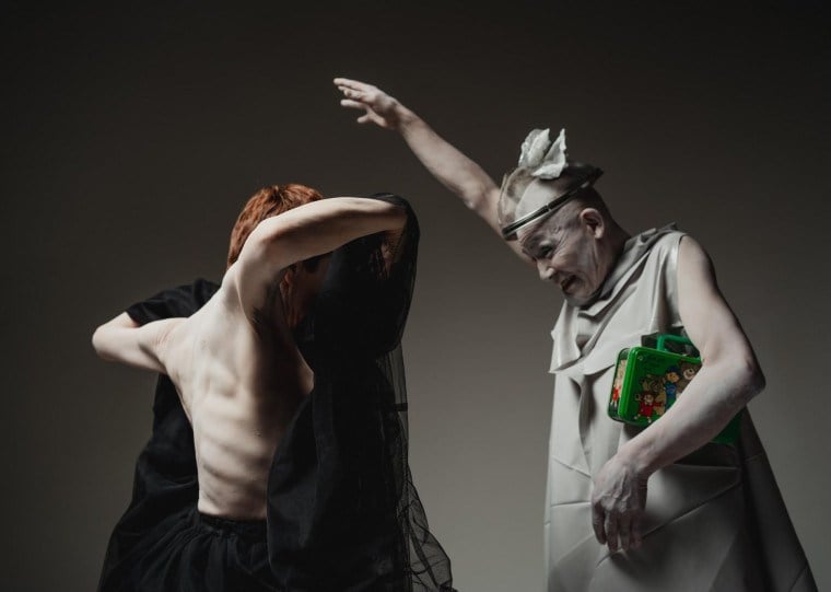 O espetáculo reúne figurinos que pertenceram a Kazuo e Yoshito Ohno, mestres fundadores do butoh.