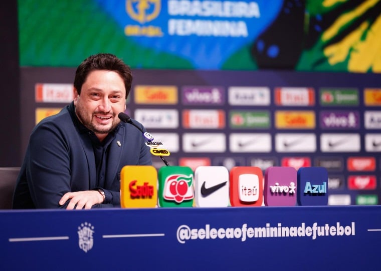 "Estou empolgado para os dois duelos", afirma Arthur Elias, técnico da seleção