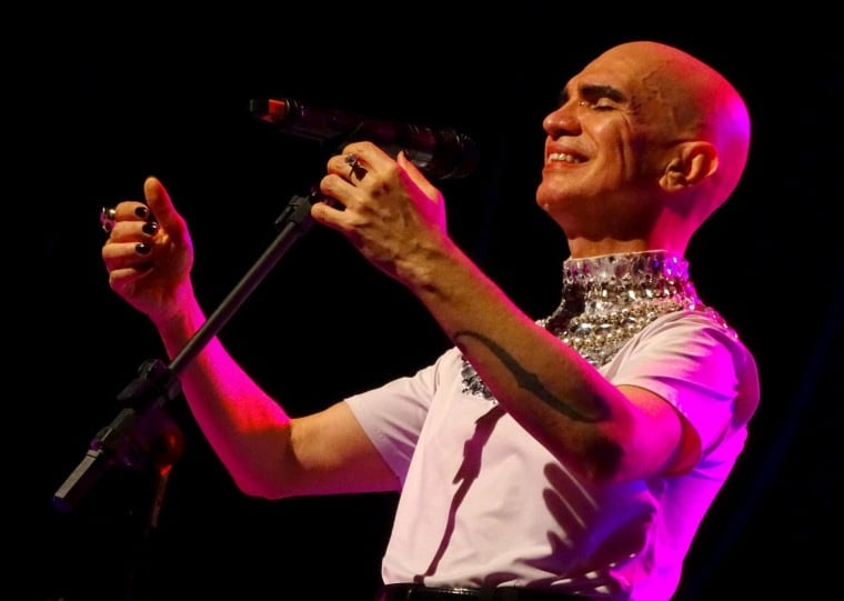 O show passeia pela discografia de Edson Cordeiro, do repertório clássico ao pop.