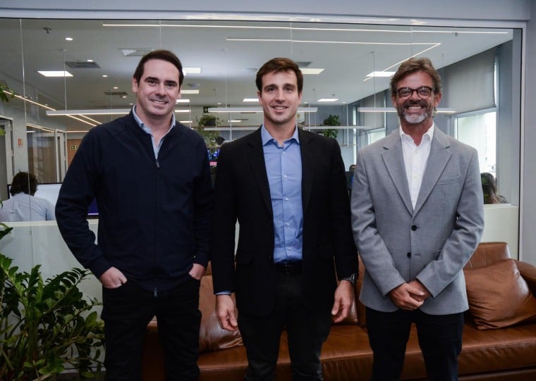 Presidente do Sinduscon-RS, Rafael Garcia (à esquerda) e o vice-presidente da entidade, Leonardo Treiguer (à direita) foram recebidos pelo diretor-presidente do Jornal do Comércio, Giovanni Jarros Tumelero (centro)