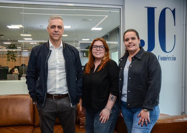  Ciro Vives, Milene Corrêa Alves e Caroline Campos visitaram a nova sede do Jornal do Comércio