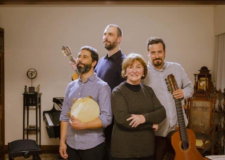 O quarteto reúne piano, violão de sete cordas, cavaquinho e pandeiro, instrumentação tradicional do choro.