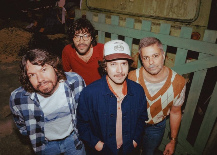 O show apresenta faixas do novo álbum ao lado de canções que marcam os quase 20 anos de trajetória da banda.